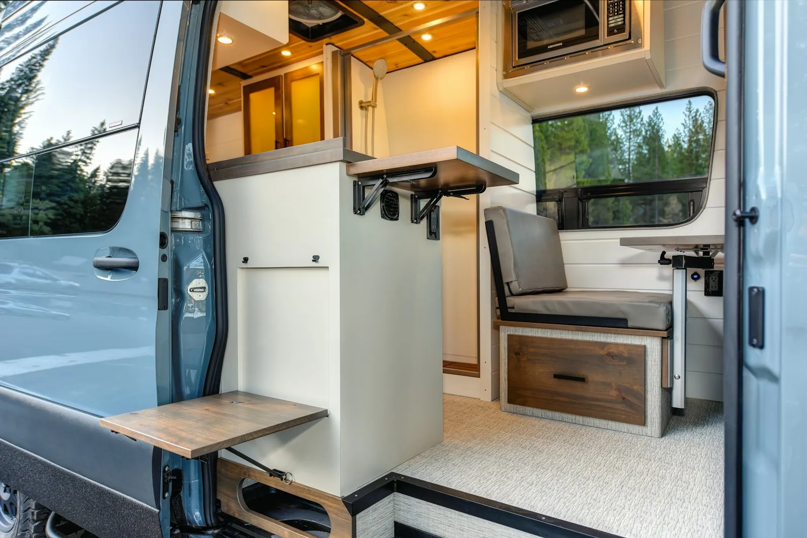 Intérieur d'un van aménagé avec éclairage LED et équipement électrique