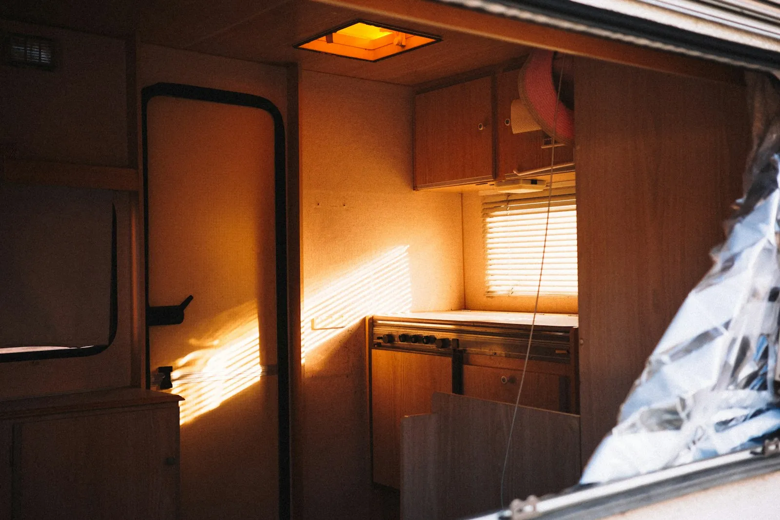 Intérieur d'un van en cours d'aménagement avec panneaux d'isolation sur les parois