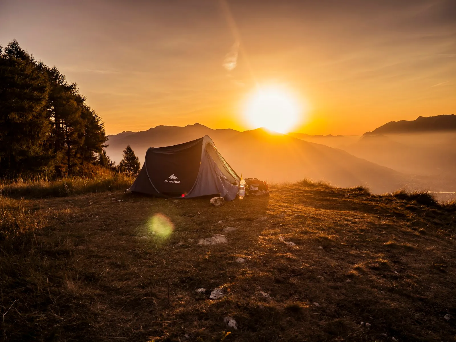 Tente installée dans un paysage de montagne sauvage en France au lever du soleil